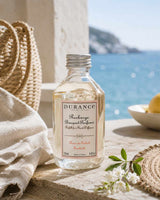 Durance Raumduft Diffuser Refill Sonnenbad 250ml Nachfüllflakon für Duftstäbchen in sommerlicher Dekoration mit Meerblick, Blüten und natürlichem Wohnambiente