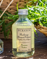Durance Raumduft Diffuser Refill Verbene 250ml Nachfüllflakon für Duftstäbchen mit dekorativer Verpackung in natürlicher Outdoor-Dekoration
