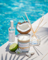Durance Raumduft Kokoswasser mit Duftkerze, Raumspray und Diffuser in sommerlicher Dekoration mit Kokosnuss, Limette und blauem Poolhintergrund