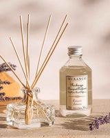 Durance Refill Raumduft Diffuser mit Lavendel und Duftstäbchen auf hellem Tisch mit Lavendelzweigen