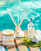 Durance Raumduft Diffuser Monoi-Blume 100ml mit Duftstäbchen, Duftkerze und Raumspray in sommerlichem Ambiente am Pool