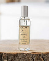 Durance Raumspray Silver Cedar auf Holzoberfläche mit natürlichem, minimalistischem Hintergrund