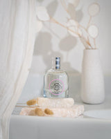Durance Eau de Parfum Rose Pétale 50 ml als elegante Lifestyle-Aufnahme mit heller, ruhiger Umgebung und natürlicher Dekoration