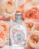 Durance Eau de Parfum Rose Pétale 50 ml, dekorativ inszeniert mit zarten Rosenblüten für eine elegante und romantische Produktdarstellung