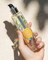 Durance Trockenkörperöl Orangenblüte Body Dry Oil 100 ml Provence Frankreich im Pumpspender in der Hand gehalten natürliche Hautpflege mit floralem Duft