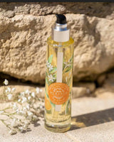 Durance Trockenkörperöl Orangenblüte Body Dry Oil 100 ml Provence Frankreich im Pumpspender im Freien mit Naturstein und Blüten dekorativ inszeniert