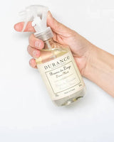 Durance Lavendel Wäschespray in der Hand mit Sprühkopf