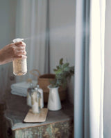 Durance Lavendel Wäscheparfum wird im Wohnraum versprüht