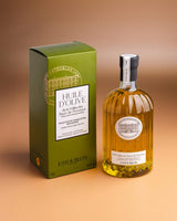Château d'Estoublon Olivenöl Vallée des Baux de Provence 500ml in Glasflasche mit grüner Box vor warmem Hintergrund