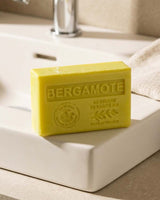 La Maison du Savon de Marseille Seife Bergamotte mit Bio-Sheabutter dekorativ auf einem Waschbecken im Badezimmer.