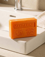 La Maison du Savon de Marseille Seife Mandarine mit Bio-Sheabutter dekorativ auf einem Waschbecken im Badezimmer.