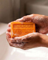 La Maison du Savon de Marseille Seife Neroli mit Bio-Sheabutter bei der sanften Handwäsche mit cremigem Schaum.