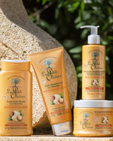 Le Petit Olivier Haarpflege-Serie für trockenes Haar mit Shampoo, Spülung, Haarmaske und Haarbalsam ohne Ausspülen mit Sheabutter und Macadamia vor Naturkulisse