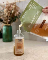 Marius Fabre Nachfüllpack Flüssigseife Sandelholz beim Befüllen einer Flasche