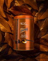 Mathez Truffes Fantaisie mit Cointreau 500 g Dose, stilvoll inszeniert mit herbstlichen Blättern und edlem Hintergrund für Geschenkpräsentation