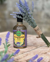 Nicolas Alziari Lavendelessig in Glasflasche mit Lavendel auf Holztisch