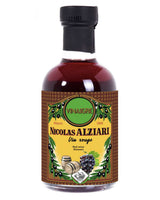 Flasche mit Rotweinessig Vin Rouge von Nicolas Alziari, dunkelrote Flüssigkeit mit schwarzem Verschluss und dekorativem Etikett mit Traubenmotiv