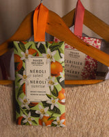 Panier des Sens Duftbeutel Neroli Neroli Sunrise am Kleiderbügel, blumig frischer Orangenblüten Duft für Kleiderschrank