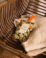 Panier des Sens Duftbeutel Neroli Neroli Sunrise auf Strickdecke im Korbstuhl, blumig frischer Orangenblüten Duft