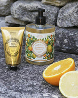 Panier des Sens Flüssigseife und Handcreme Provence mit Orange und Zitrone auf Steinboden