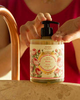 Panier des Sens Flüssigseife Rose wird aus Pumpspender in die Hand dosiert