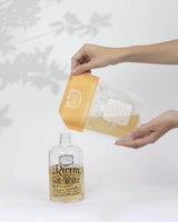 Panier des Sens Orangenblüten Flüssigseife Nachfüllpack beim Einfüllen in Glasflasche