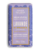 Panier des Sens Pflanzenseife Lavendel mit Lavendelblüten in violetter Verpackung vor weißem Hintergrund
