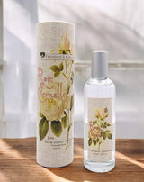 Provence et Nature Eau de Toilette Ewige Rose mit passender Verpackung auf Holztisch