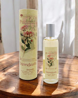 Provence et Nature Eau de Toilette Geißblatt mit passender Verpackung auf Holztisch