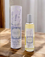 Provence et Nature Eau de Toilette Lavendel und Amber mit passender Verpackung auf Holztisch