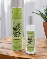 Provence et Nature Eau de Toilette Mildes Eisenkraut mit passender Verpackung auf Holztisch