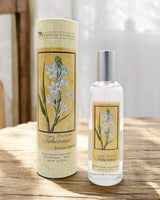 Provence et Nature Eau de Toilette Nachthyazinthe mit passender Verpackung auf Holztisch