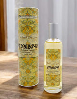 Provence et Nature Eau de Toilette Patchouli de Luxe Surabaya mit passender Verpackung auf Holztisch