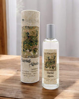 Provence et Nature Eau de Toilette Sandelholz mit passender Verpackung auf Holztisch