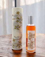 Provence et Nature Eau de Toilette Vanille und Frangipani mit passender Verpackung auf Holztisch