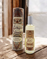 Provence et Nature Eau de Toilette Vetiver-Rum mit passender Verpackung auf Holztisch