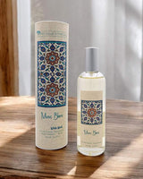 Provence et Nature Eau de Toilette Weißer Moschus mit passender Verpackung auf Holztisch