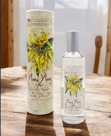 Provence et Nature Eau de Toilette Ylang-Ylang mit passender Verpackung auf Holztisch