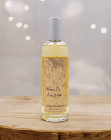 Provence et Nature Raumduftspray Amber Vanille dekorativ auf einer Holzoberfläche
