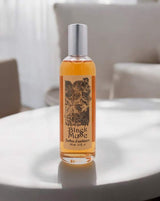 Provence et Nature Raumduftspray Schwarzer Moschus auf einem Tisch in hellem Wohnambiente