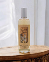 Provence et Nature Raumduftspray Vanille Kokos dekorativ auf einer Holzoberfläche