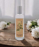 Provence et Nature Raumspray Ewige Rose auf Holztisch mit weißen Rosen