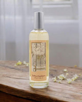 Provence et Nature Raumspray Jasmin auf Holztisch mit weißen Blüten