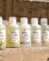 Rampal Latour Duschgele und Shampoos in verschiedenen Varianten auf einer Steinmauer