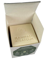 Rampal Latour weiße Savon de Marseille in geöffneter Verpackung