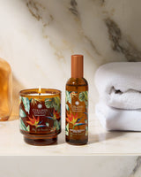 duo kerze und raumspray mit dem duft fleur de paradis in badezimmer 