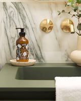 handcreme von collines duftrichtung baumwolle in badezimmer auf einer schale gestellt 