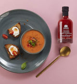 A L'Olivier Essig mit Paprika und Piment d'Espelette neben einer cremigen Tomatensuppe und Crostini mit Frischkäse und Cherrytomaten – würzig-fruchtige Essigspezialität für mediterrane Vorspeisen, Suppen, Salate und raffinierte Dressings