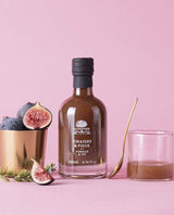 A L'Olivier Feigen-Essig, 200ml Flasche dekoriert mit frischen Feigen und Essig-Dressing als Serviervorschlag für Salate, Käseplatten und mediterrane Gerichte