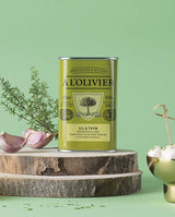 A L'Olivier Olivenöl mit Knoblauch und Thymian auf grünem Hintergrund mit frischem Thymian, Knoblauchzehen und mediterranen Häppchen – aromatisches natives Olivenöl extra für Fleischgerichte, Ofengemüse, Kartoffeln, Bruschetta und mediterrane Küche